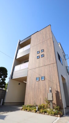 狭小地の三階建て住宅