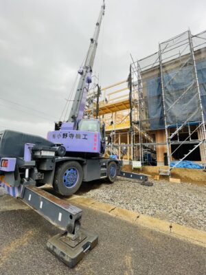 上棟中の木造二階建て